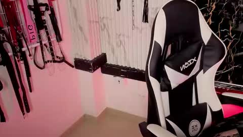 Snapshot of guxplo_ chatting on November 2025 04:06:01 PM Miss online show from November 2025 04:06:01 PM