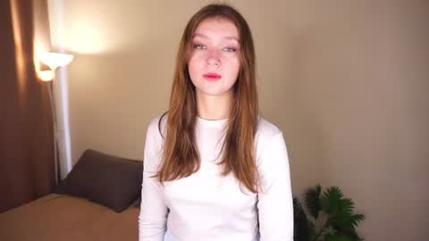 Snapshot of gwennielove chatting on June 2026 06:05:02 AM Molly online show from June 2026 06:05:02 AM