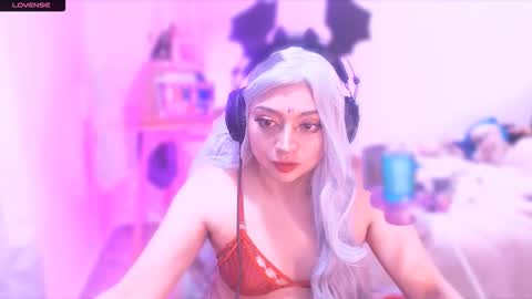 Gwin Nya   Please help me reach 200 thumbs up online show from October 2025 02:41:02 AM