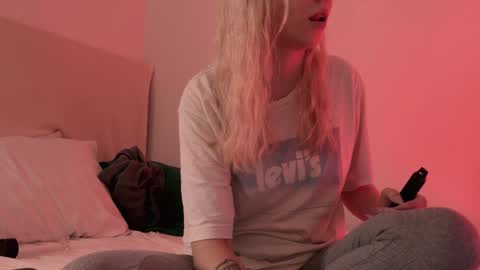 Snapshot of h2h0e chatting on December 2024 07:28:01 PM Lana online show from December 2024 07:28:01 PM