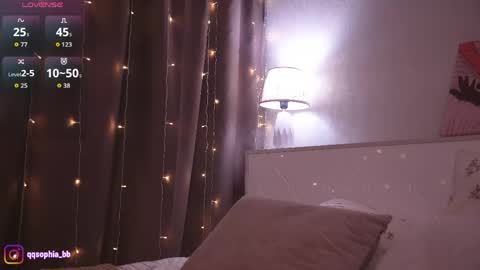 Snapshot of hadleynichols chatting on May 2026 01:23:02 AM Hi Im Rebecca Glad to see you in my room PVT is open online show from May 2026 01:23:02 AM