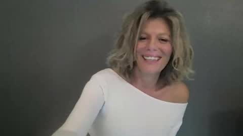 Snapshot of haileys123 chatting on April 2026 06:42:01 PM Hailey online show from April 2026 06:42:01 PM