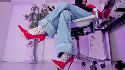 HANNAH HOWELL online show from April 2026 09:48:02 AM