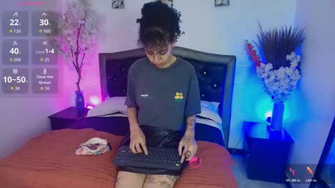 Snapshot of hannahblue_ chatting on February 2026 12:23:02 PM HannahBlue online show from February 2026 12:23:02 PM