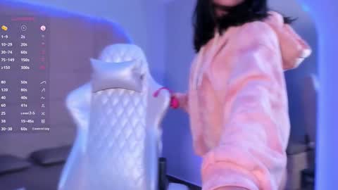 hannahmonttgomery  Help me reach 100 Hands up online show from March 2026 01:46:02 PM