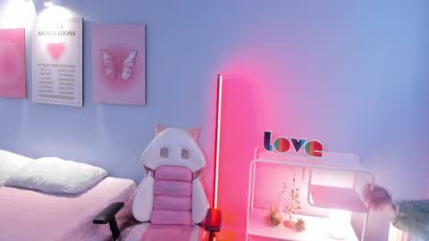 Snapshot of hannahpage chatting on April 2026 12:27:02 PM Hannah online show from April 2026 12:27:02 PM