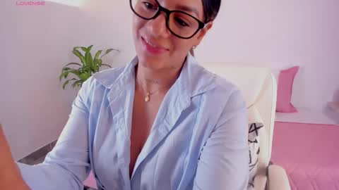 Hanna Williams  online show from November 2025 08:55:01 PM