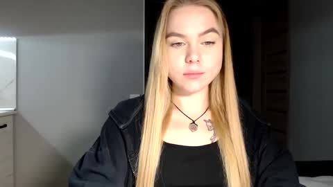 happy_fox_ online show from December 2024 10:42:02 PM