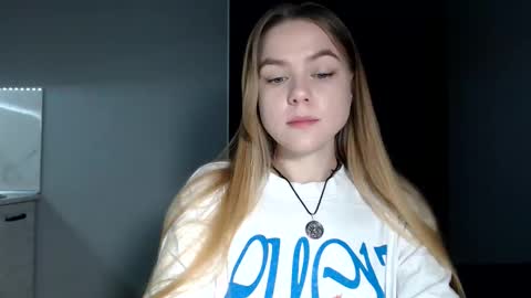 happy_fox_ online show from April 2026 08:00:02 PM