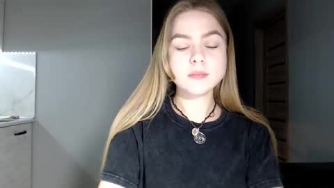 happy_fox_ online show from April 2026 07:59:01 PM