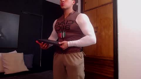 hat_guy01 online show from May 2026 09:20:02 PM