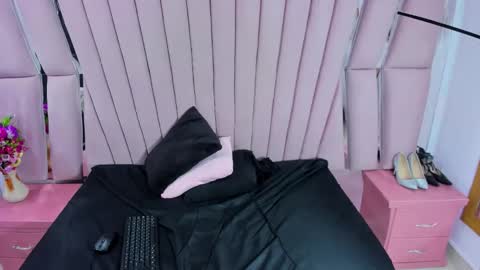 hazel_18_ online show from April 2026 07:58:01 PM