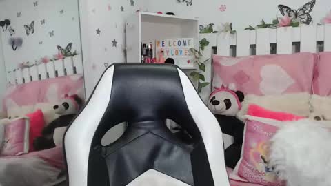 Snapshot of hela_sexy_xx chatting on December 2025 03:59:01 AM hella online show from December 2025 03:59:01 AM