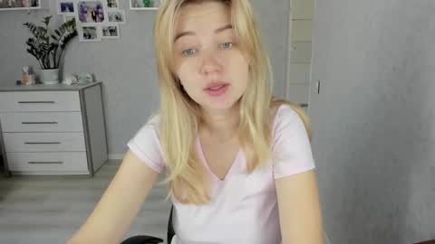 Snapshot of helen_angel_girl chatting on October 2025 06:03:01 AM Helen sven online show from October 2025 06:03:01 AM