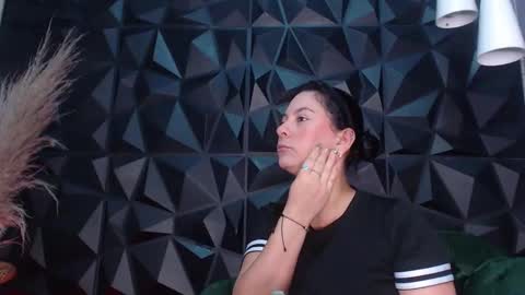 Helena Saenz online show from December 2025 12:33:02 PM