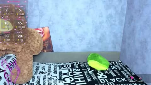 Snapshot of hellen__moore chatting on November 2025 12:31:02 AM GTM3Mon Tue Wed Thu Fri San 0400 am-1030pm online show from November 2025 12:31:02 AM