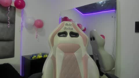 Snapshot of hellen__smith_ chatting on November 2025 01:02:01 PM hellen__smith_ online show from November 2025 01:02:01 PM