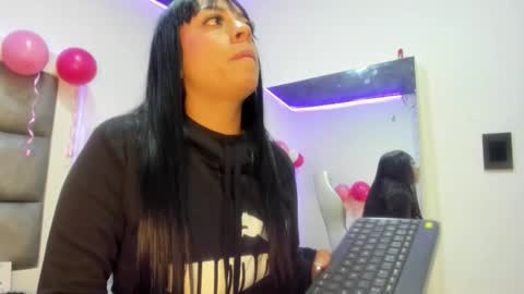 Snapshot of hellen__smith_ chatting on November 2025 03:57:01 PM hellen__smith_ online show from November 2025 03:57:01 PM