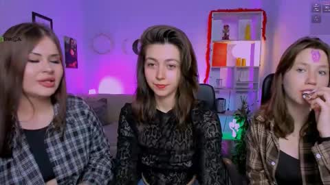 Helli online show from March 2026 08:19:02 PM