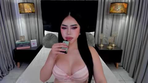 Snapshot of hennessygoddess69 chatting on November 2025 09:19:02 AM HENNESSY online show from November 2025 09:19:02 AM