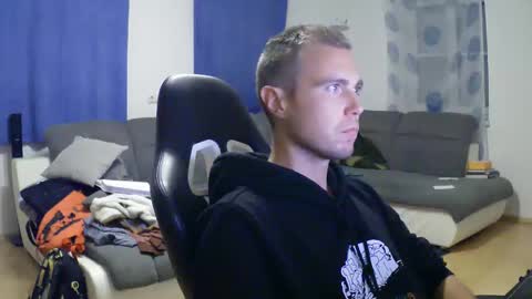 Snapshot of herbstenden chatting on September 2025 07:28:01 PM John Pearl online show from September 2025 07:28:01 PM