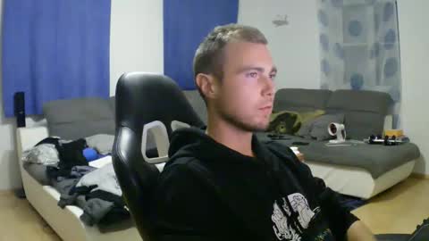 Snapshot of herbstenden chatting on October 2025 08:39:02 PM John Pearl online show from October 2025 08:39:02 PM