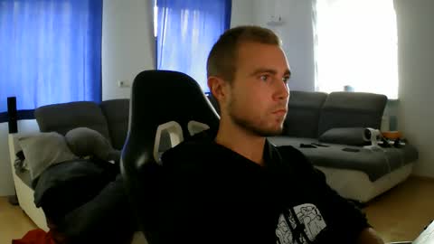 Snapshot of herbstenden chatting on October 2025 10:03:01 AM John Pearl online show from October 2025 10:03:01 AM