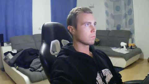 Snapshot of herbstenden chatting on October 2025 07:01:02 PM John Pearl online show from October 2025 07:01:02 PM