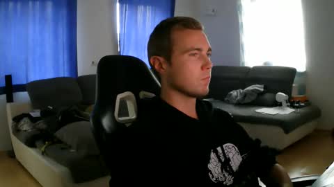 Snapshot of herbstenden chatting on October 2025 02:35:02 PM John Pearl online show from October 2025 02:35:02 PM