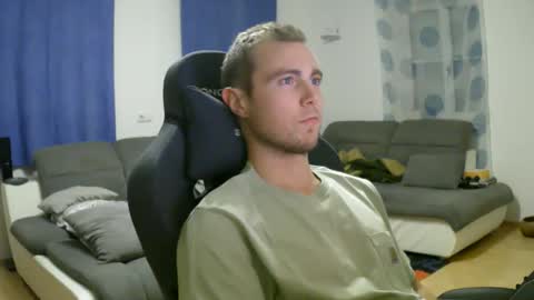 Snapshot of herbstenden chatting on December 2025 07:10:02 PM John Pearl online show from December 2025 07:10:02 PM