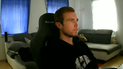 Snapshot of herbstenden chatting on February 2026 03:16:02 PM John Pearl online show from February 2026 03:16:02 PM