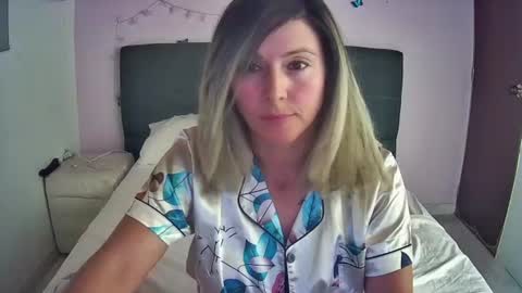Snapshot of hestesiaxx chatting on July 2026 02:03:02 AM Hestesiaxx online show from July 2026 02:03:02 AM