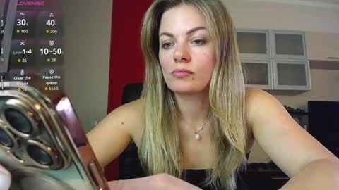 Snapshot of hi_bye_ chatting on April 2026 12:29:02 PM Lina online show from April 2026 12:29:02 PM