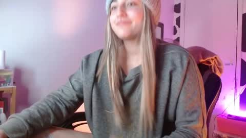Snapshot of hi_elora chatting on May 2026 12:08:01 AM Elora online show from May 2026 12:08:01 AM