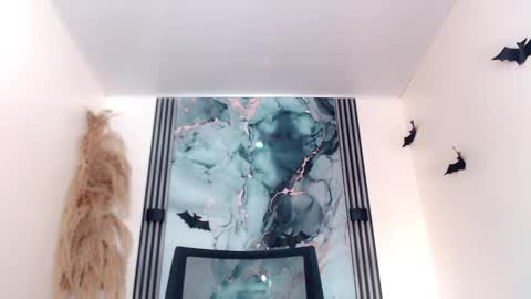 Hilary Avilan online show from November 2025 07:13:02 PM