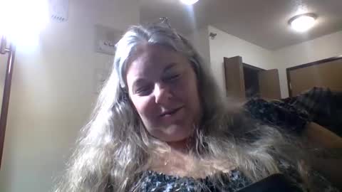 Snapshot of hippysnewhere chatting on May 2026 02:28:01 AM hippysnewhere online show from May 2026 02:28:01 AM