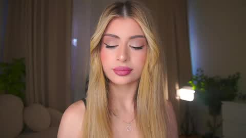 Snapshot of holayoula chatting on April 2026 08:02:02 AM Moni Monica online show from April 2026 08:02:02 AM