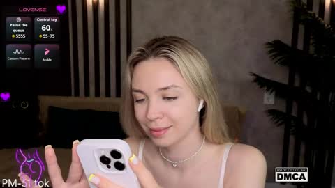 Snapshot of holl1would chatting on April 2026 07:33:02 AM My social media links subscribe to support me online show from April 2026 07:33:02 AM