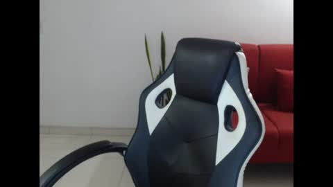 Snapshot of holly_itzel chatting on June 2026 04:04:02 AM Itzel online show from June 2026 04:04:02 AM