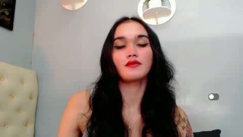 Snapshot of holly_sunshine69 chatting on December 2024 11:28:01 AM Apple online show from December 2024 11:28:01 AM