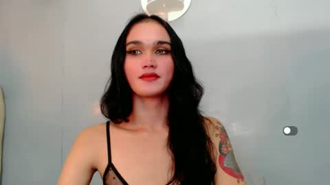Snapshot of holly_sunshine69 chatting on January 2025 09:30:01 AM Apple online show from January 2025 09:30:01 AM