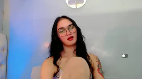 Snapshot of holly_sunshine69 chatting on January 2025 10:08:01 AM Apple online show from January 2025 10:08:01 AM