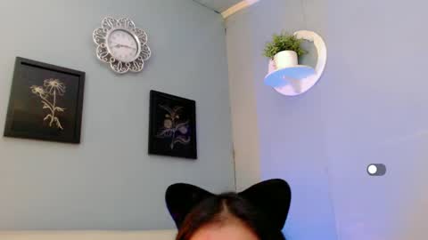 Snapshot of holly_sunshine69 chatting on March 2025 10:52:01 AM Apple online show from March 2025 10:52:01 AM