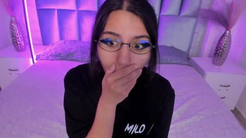 Snapshot of hollypeach_ chatting on April 2026 07:37:01 PM hollypeach_ online show from April 2026 07:37:01 PM