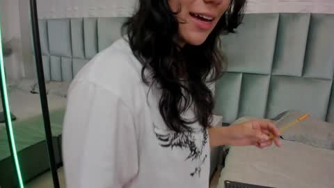 Snapshot of hollypeach_ chatting on April 2026 08:07:01 PM hollypeach_ online show from April 2026 08:07:01 PM