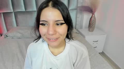 Snapshot of hollypeach_ chatting on April 2026 07:31:02 PM hollypeach_ online show from April 2026 07:31:02 PM