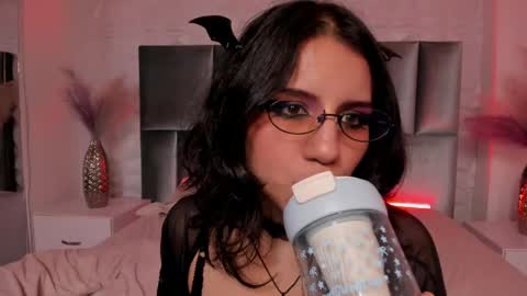 Snapshot of hollypeach_ chatting on May 2026 12:07:01 AM hollypeach_ online show from May 2026 12:07:01 AM