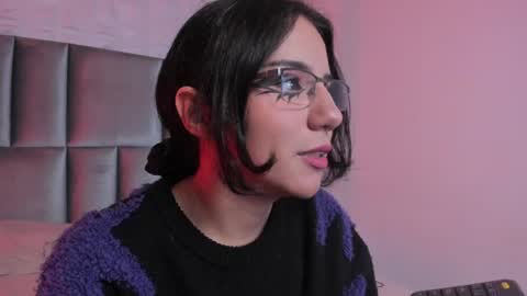 Snapshot of hollypeach_ chatting on May 2026 08:17:02 PM hollypeach_ online show from May 2026 08:17:02 PM