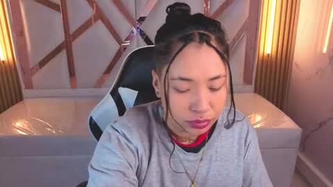 Holly  online show from November 2025 12:49:02 PM