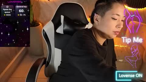 Holly  online show from November 2025 01:11:01 PM